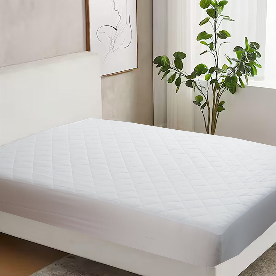 White quilted mattress protector by silora